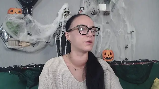 Snapshot of IzabelllNoir chatting on 28, 10, 2025 IzabelllNoir online show from 28, 10, 2025