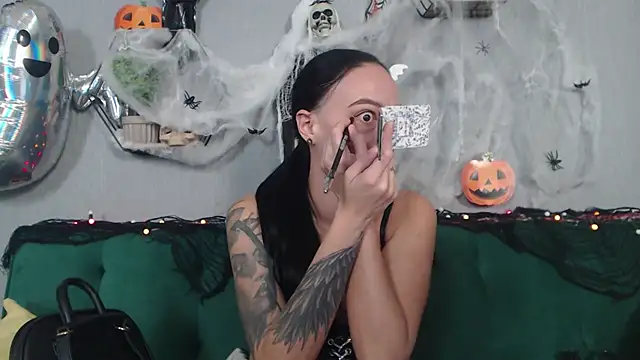 Snapshot of IzabelllNoir chatting on 30, 10, 2025 IzabelllNoir online show from 30, 10, 2025