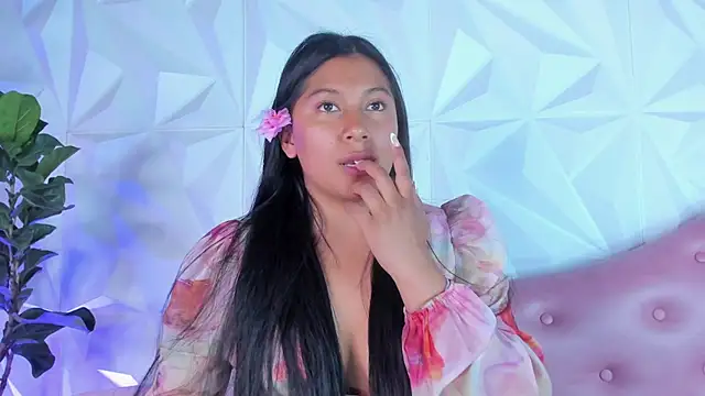 Snapshot of LinnaGardenia chatting on 1, 2, 2025 LinnaGardenia online show from 1, 2, 2025