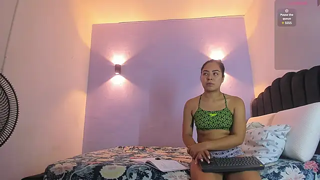 Sofia Clauss  online show from 5, 1, 2025