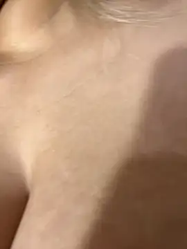 Snapshot of DarianaGuzz chatting on 12, 10, 2025 DarianaGuzz online show from 12, 10, 2025