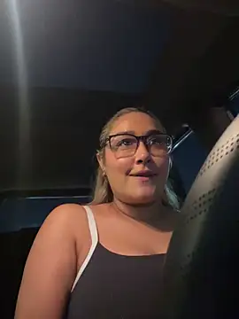 Snapshot of DarianaGuzz chatting on 21, 10, 2025 DarianaGuzz online show from 21, 10, 2025