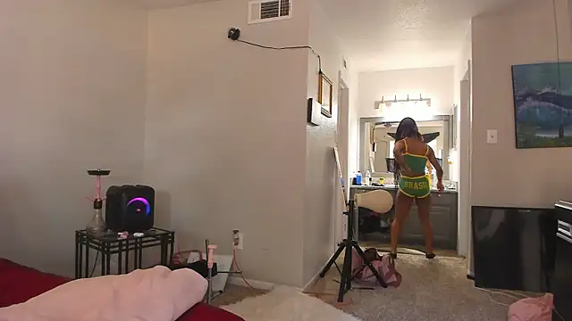 Snapshot of yiauana chatting on 12, 11, 2025 yiauana online show from 12, 11, 2025