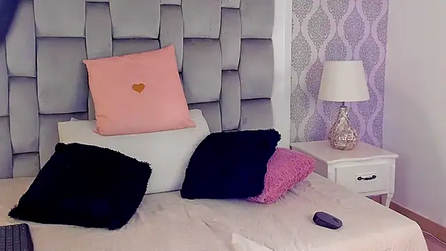 Charlotte  08 online show from 20, 10, 2025