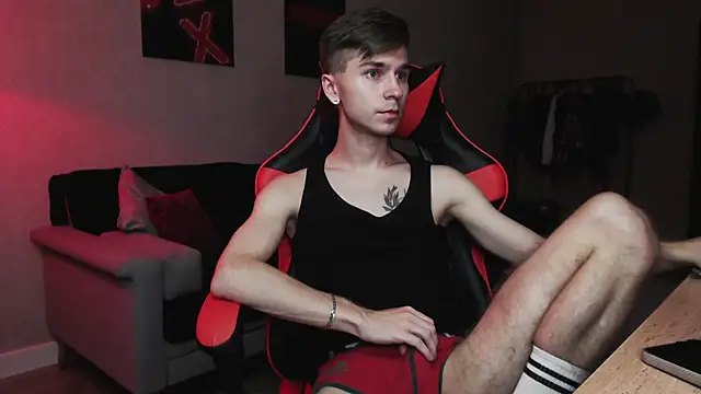 Joseph  Quinn online show from 20, 10, 2025