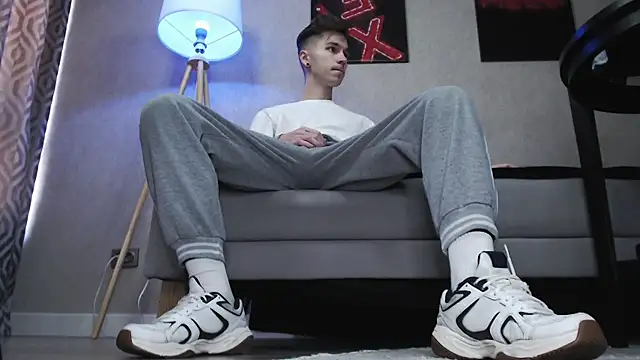 Joseph  Quinn online show from 12, 11, 2025