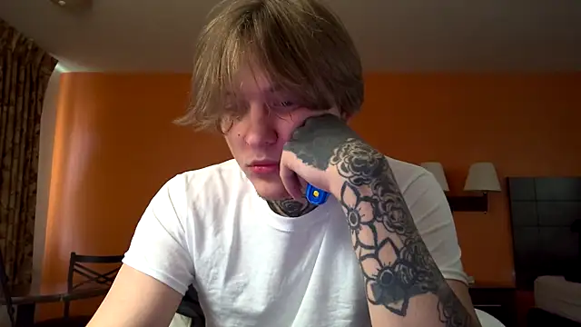 loganwheaton19 online show from 23, 1, 2025