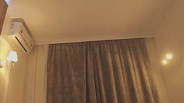 MiaThaine online show from 5, 2, 2026