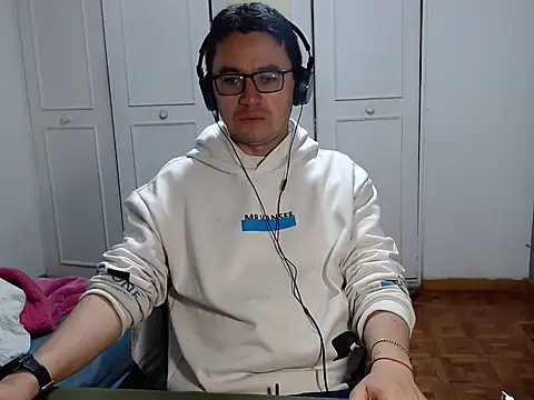 Snapshot of Diptongo chatting on 13, 12, 2025 Diptongo online show from 13, 12, 2025