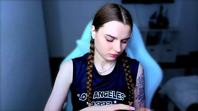 StellaLawless online show from 5, 12, 2025