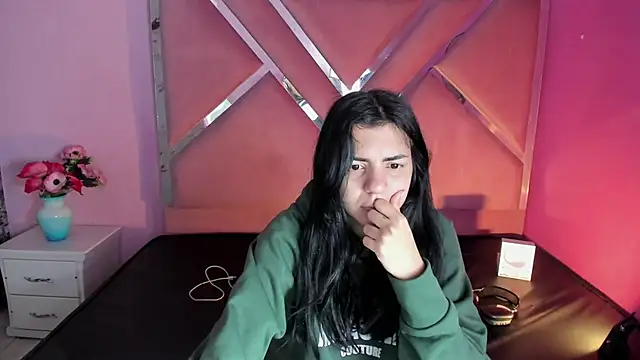 Snapshot of IsisRouse chatting on 4, 3, 2025 IsisRouse online show from 4, 3, 2025