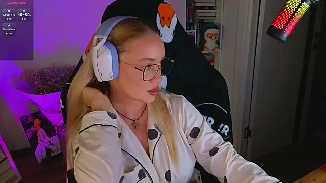 Snapshot of Emili1- chatting on 11, 9, 2025 Emili1- online show from 11, 9, 2025