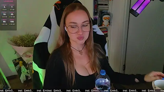 Snapshot of Emili1- chatting on 21, 11, 2025 Emili1- online show from 21, 11, 2025