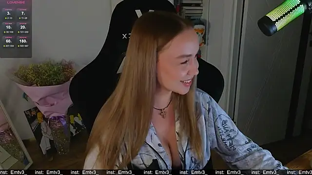 Snapshot of Emili1- chatting on 28, 11, 2025 Emili1- online show from 28, 11, 2025