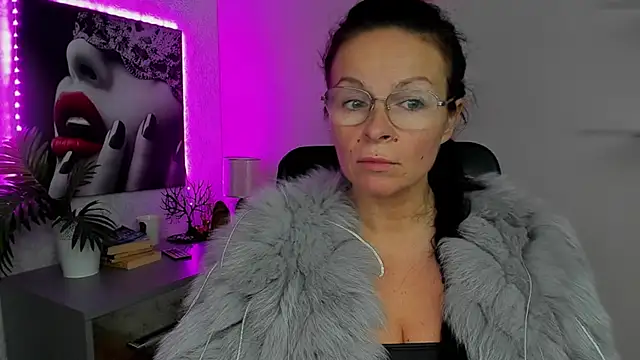 HelenLuxx online show from 2, 10, 2025