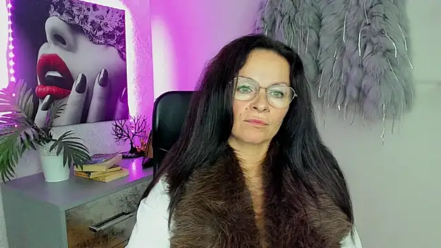 HelenLuxx online show from 6, 10, 2025