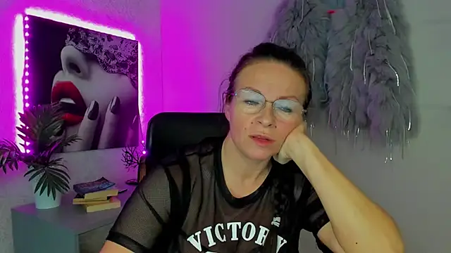 HelenLuxx online show from 17, 10, 2025