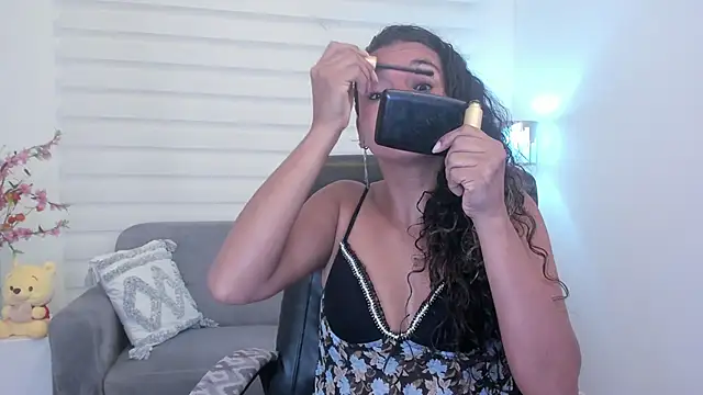 Snapshot of leslyflorez chatting on 14, 12, 2024 leslyflorez online show from 14, 12, 2024