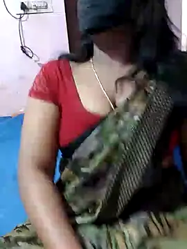 Snapshot of louise92 chatting on 8, 1, 2025 louise92 online show from 8, 1, 2025