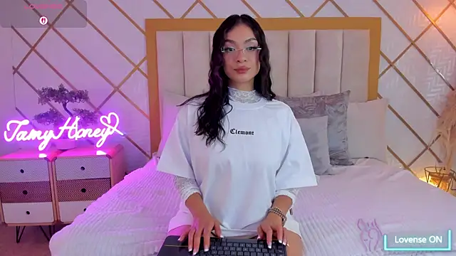 Snapshot of TamyHoney chatting on 11, 9, 2025 TamyHoney online show from 11, 9, 2025