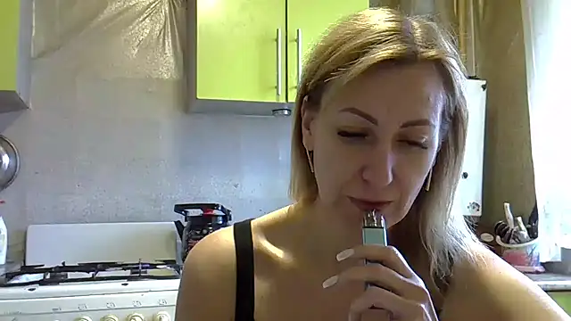 Snapshot of AshleyXHoney chatting on 6, 12, 2024 AshleyXHoney online show from 6, 12, 2024