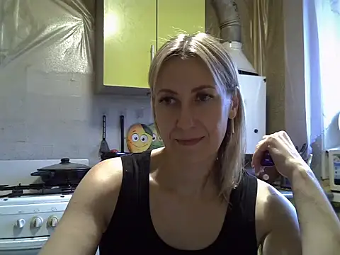 Snapshot of AshleyXHoney chatting on 8, 9, 2025 AshleyXHoney online show from 8, 9, 2025