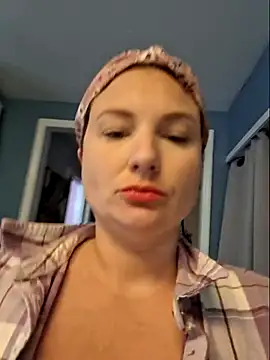 Snapshot of MilfyMrsRobinson chatting on 15, 10, 2025 MilfyMrsRobinson online show from 15, 10, 2025