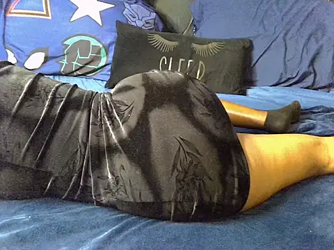 Snapshot of Bed_cinnamon chatting on 9, 11, 2025 Bed cinnamon online show from 9, 11, 2025