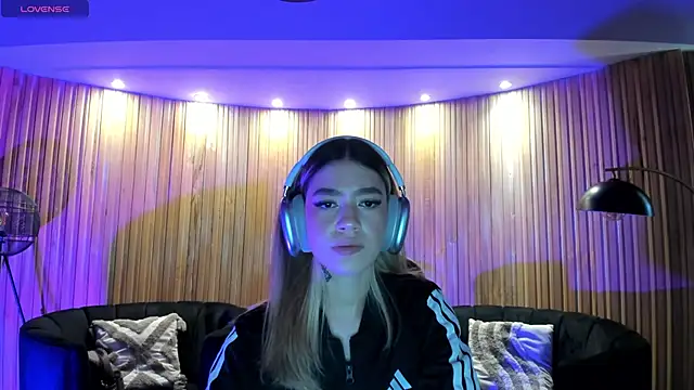 Snapshot of ViolettHansson chatting on 12, 3, 2026 ViolettHansson online show from 12, 3, 2026