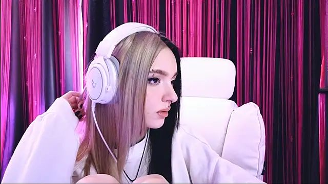 Snapshot of Avi_Nile chatting on 16, 3, 2025 Avi Nile online show from 16, 3, 2025