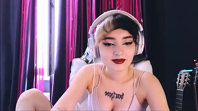 Snapshot of Avi_Nile chatting on 20, 9, 2025 Avi Nile online show from 20, 9, 2025