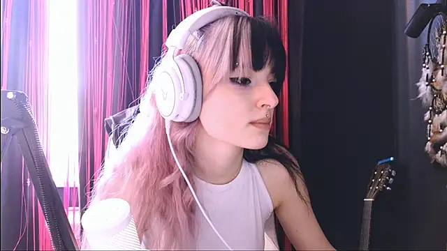 Snapshot of Avi_Nile chatting on 25, 10, 2025 Avi Nile online show from 25, 10, 2025