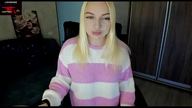 Snapshot of Stella__Cox chatting on 14, 11, 2025 Stella Cox online show from 14, 11, 2025