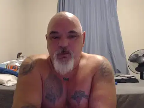 Newfiesausage1972 online show from 31, 12, 2024