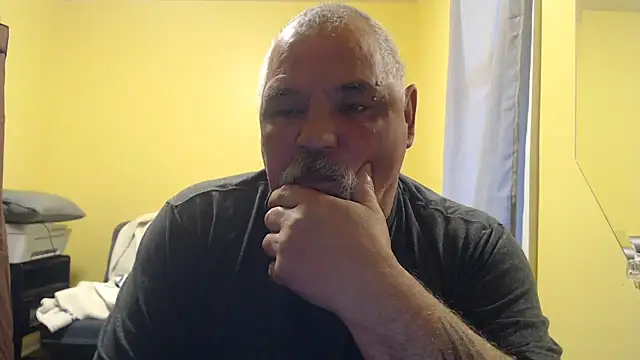 Newfiesausage1972 online show from 9, 11, 2025