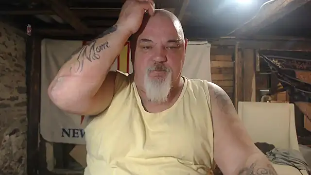 Newfiesausage1972 online show from 5, 3, 2026