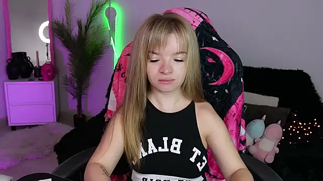 Eva Rosec online show from 28, 10, 2025