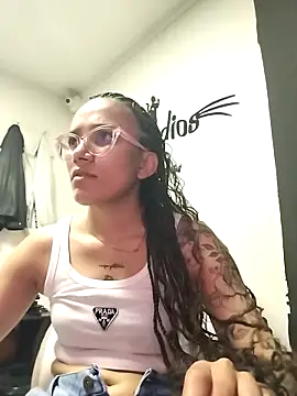 Snapshot of Yaumiko chatting on 18, 11, 2025 Yaumiko online show from 18, 11, 2025