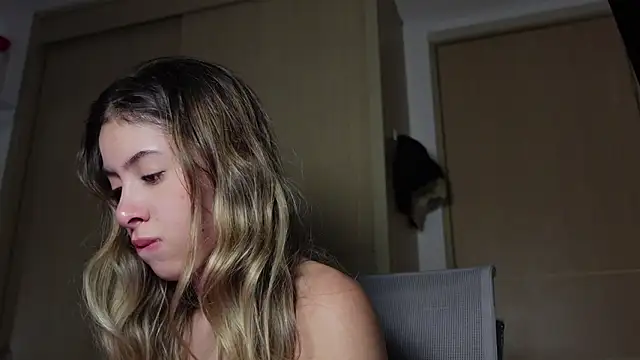 tinysofia  online show from 31, 10, 2025