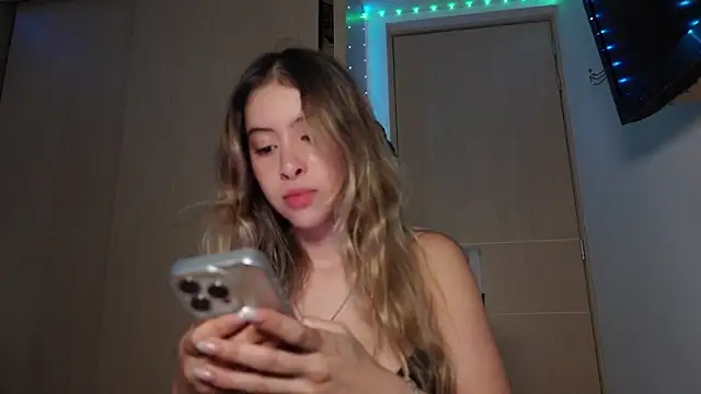 tinysofia  online show from 6, 11, 2025