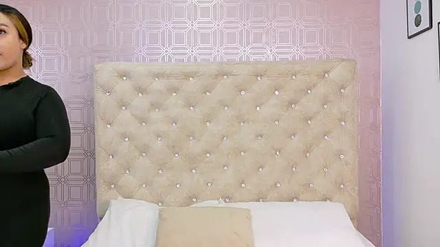 Snapshot of Sara_Desire chatting on 10, 10, 2025 Sara Desire online show from 10, 10, 2025