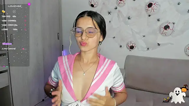 Lilacutte  online show from 31, 10, 2025