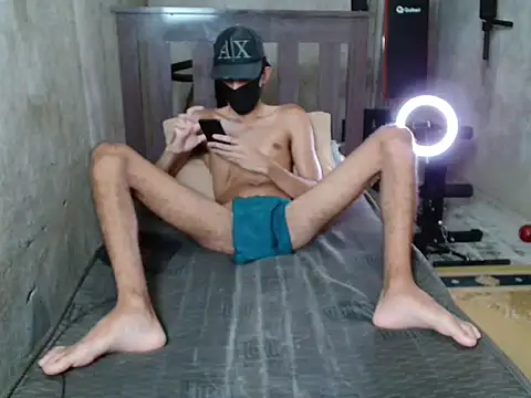 Snapshot of skinnyboy1000 chatting on 12, 11, 2025 skinnyboy1000 online show from 12, 11, 2025