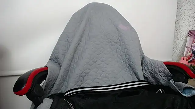 Snapshot of luly_pink chatting on 12, 11, 2025 luly pink online show from 12, 11, 2025