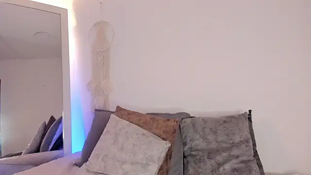 Snapshot of EmmaCollemann chatting on 14, 11, 2025 EmmaCollemann online show from 14, 11, 2025