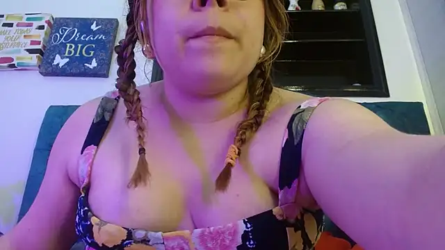 Snapshot of EmmaCoxx chatting on 19, 1, 2025 EmmaCoxx online show from 19, 1, 2025