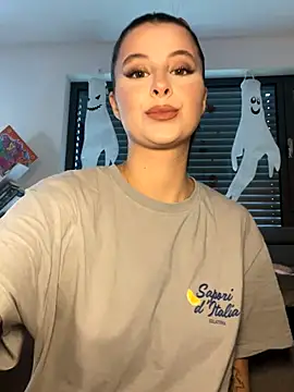 Snapshot of Mia-Minou chatting on 11, 10, 2025 Mia-Minou online show from 11, 10, 2025