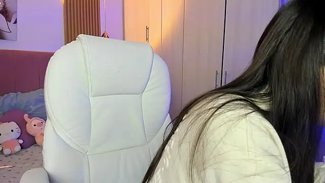 Snapshot of mia_nevaeh chatting on 27, 10, 2025 mia nevaeh online show from 27, 10, 2025