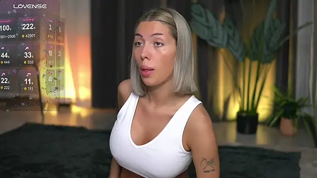 Snapshot of AudreyZanne chatting on 16, 10, 2025 AudreyZanne online show from 16, 10, 2025