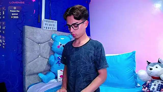 Snapshot of OwenBluee chatting on 3, 12, 2024 OwenBluee online show from 3, 12, 2024